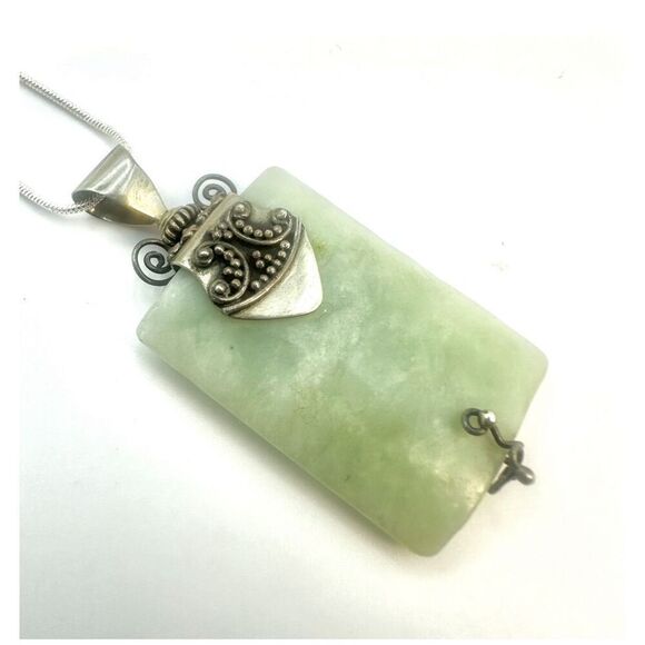 Silver tone jadeite pendant necklace - Picture 3 of 10